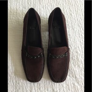 EUC Stuart Weizman brown suede loafer w/rhinestone